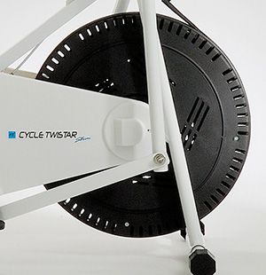 自然な踏み応えのペダル運動